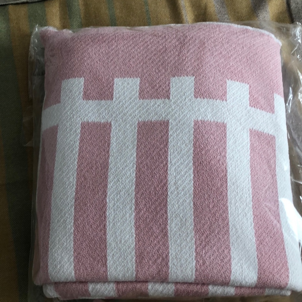 100%cotton custom pink/white picket fence throw